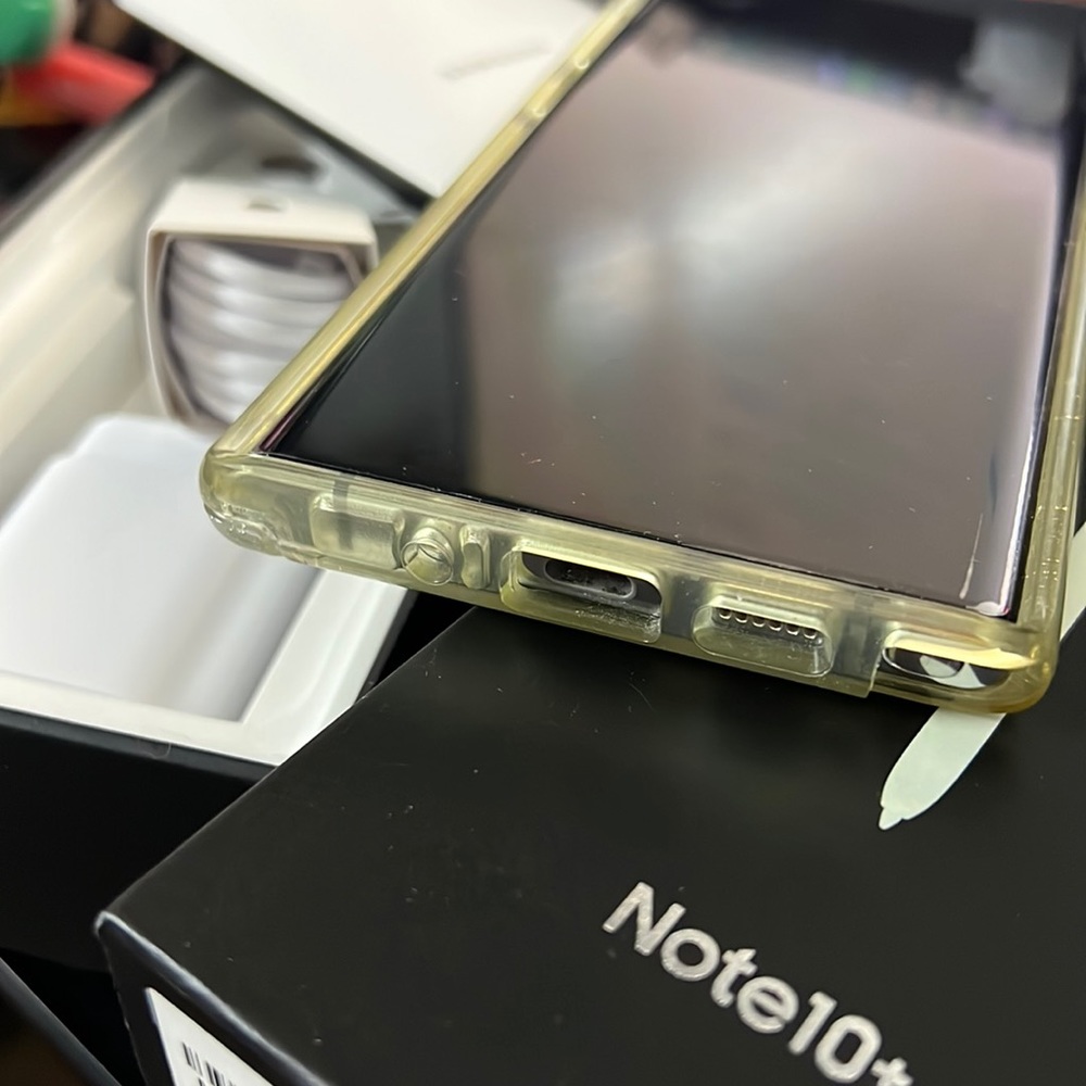 Samsung Galaxy Note 10+ Unlocked, perfect condition. The phone is too big for me